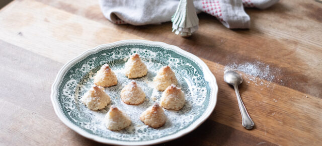 Christmas Coconut Macaroons Recipe (two ways)